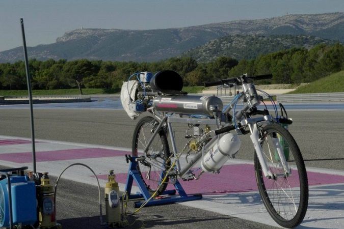 Film dnia: Rower-rakieta jechał 333 km/h! Lepszy od Ferrari