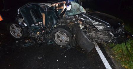 Złotów. Auto wjechało w drzewo. Nie żyje 20-latka, kierowca uciekł
