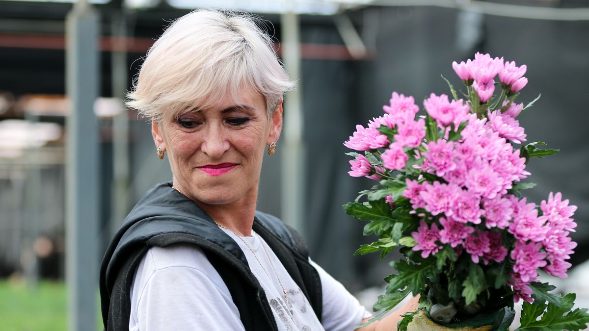 W duchu ekologii coraz więcej osób zostawia na grobach bliskich świeże kwiaty