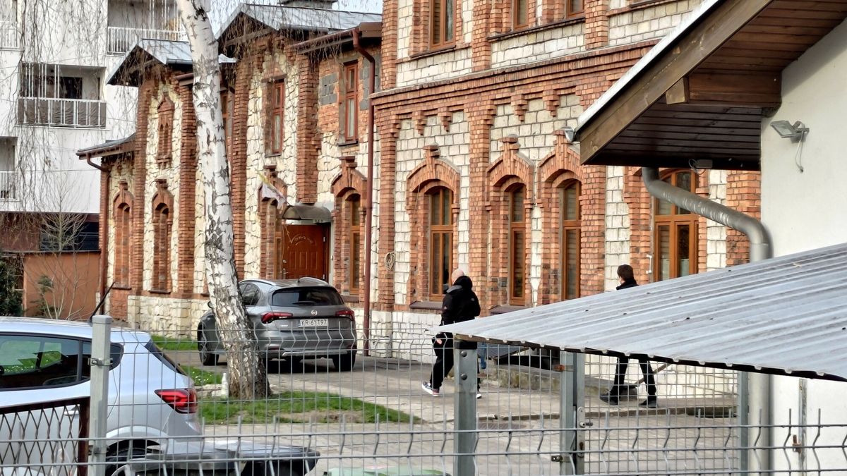 Tajemnicza ?mier? na plebanii w Sosnowcu
FOTO  PRZEMYSLAW GLUMA/SUPER EXPRESS

20.03.2024, SOSNOWIEC

OPIS:

CIALO MLODEGO MEZCZYZNY ODNALEZIONO W BUDYNKU PARAFII W SOSNOWCU PRZY UL. SKAUTOW. PROBA REANIMACJI SIE NIE UDALA - MIAL JA PROWADZIC KS. KRYSTIAN KUCHARCZYK, A POTEM POGOTOWIE RATUNKOWE. TO WLASNIE W EEISZKAIU ZAJMOWANYM PRZEZ KS. KRYSTIANA DOSZ?O DO TRAGEDII. NIE WIADOMO KIM JEST ZMARLY, ANI CO LACZY GO Z KSIEDZEM. NIE WIAODMO CZY KS. ZOSTAL ZATRZYMANY PRZEZ POLICJE. PRZESZUKANO NATOMIAST ZAROSLA I BRZEG PRZEMSZY, KTORA SASIADUJE Z PLEBANIA. 

N/Z PLEBANIA, KOSCIOL

ZRODLO 

SMIERC, TRAGEDIA, PLEBANIA, KSIADZ, MEZCZYZNA, ZMARLY, SKAUTOW, SOSNOWIEC

WSZYSTKIE ZDJECIA NA HTTP://AGENCJA.SE.COM.PL