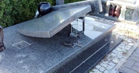 Kto zniszczył groby w Lublinie? Cmentarz na Majdanku zdewastowany przez wandali