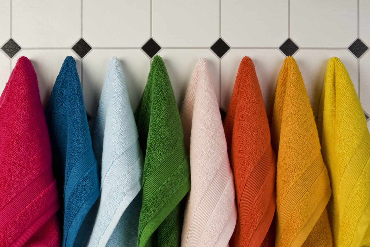 Jak prać ręczniki, by były miękkie i pachnące? Zastosuj te genialne (i tanie!) triki