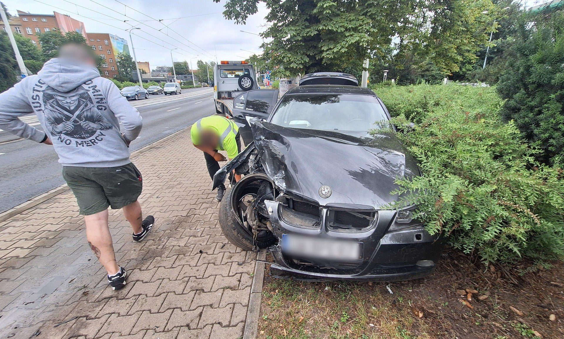 Groźnie wyglądający wypadek na Krakowskiej. BMW roztrzaskało się na słupie.