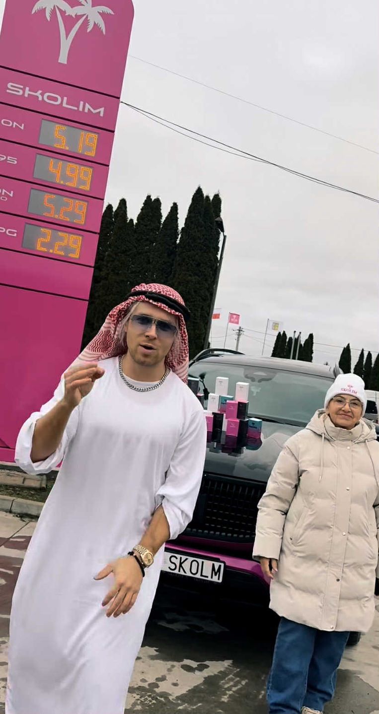 Skolim z babcią przed stacją benzynową