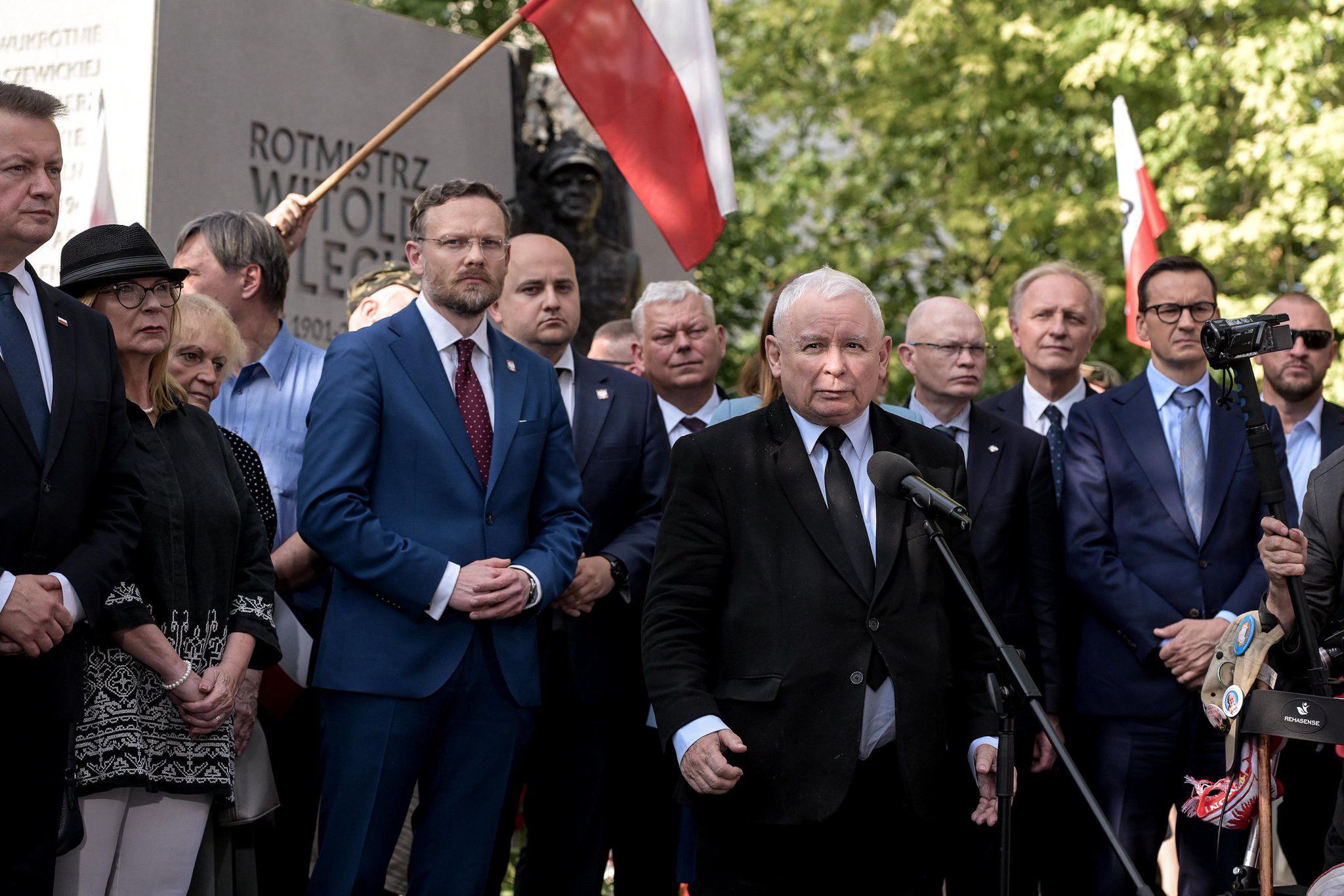 Jarosław Kaczyński, za nim Zbigniew Bogucki