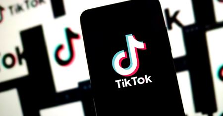 Sprzedają iPhone'y z zainstalowanym TikTokiem. Ceny zwalają z nóg