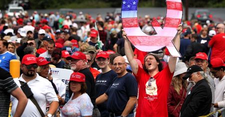 QAnon: jak człowiek z rzekomym dostępem do "głęboko skrywanej prawdy" zmanipulował miliony