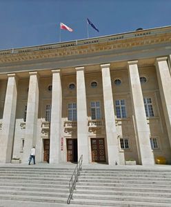 Majówka 2021. Obchody we Wrocławiu i Legnicy. Specjalny film na gmachu budynku Urzędu Wojewódzkiego