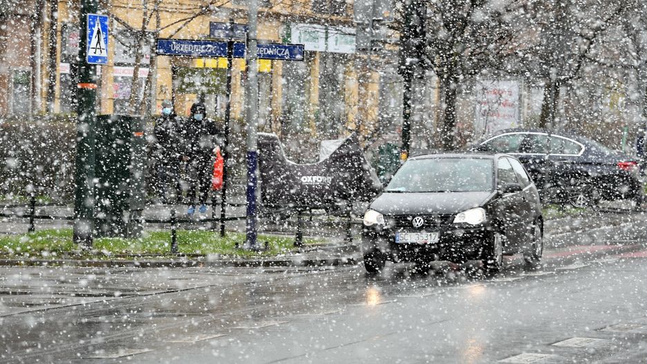 Kwietniowy powr�t zimyFot. Artur Barbarowski/East News, Krakow, 07.04.2021. Gwaltowne opady sniegu w Krakowie. Zdjecie ilustracyjne.ARTUR BARBAROWSKI