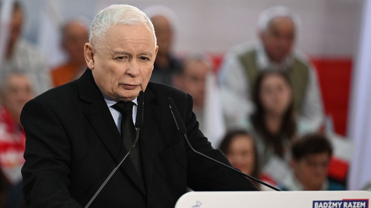 Leżajsk, 25.02.2024. Prezes PiS Jarosław Kaczyński podczas otwartego spotkania z mieszkańcami Leżajska, 25 bm. (ad) PAP/Darek Delmanowicz