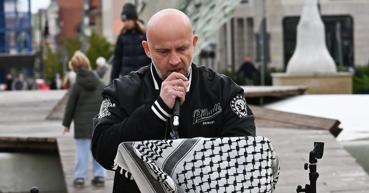 Poznań: Na Placu Wolności trwa wielogodzinne wyczytywanie imion dzieci zabitych w Gazie. Udział wziął m.in. Peja