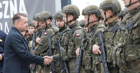 Szef MON-u straszy masowymi zwolnieniami w armii. Siemoniak mu odpowiada