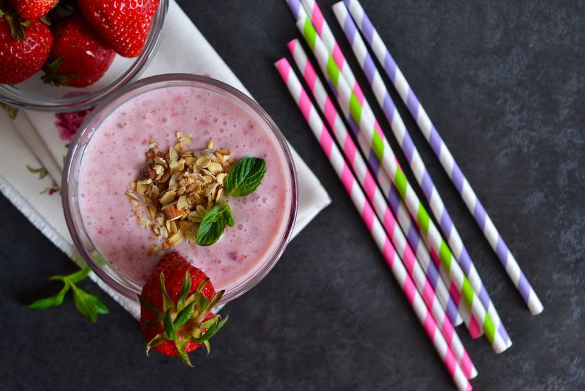 Koktajle Ewy Chodakowskiej — jaglany, truskawkowo-migdałowy, śliwkowo-kokosowy