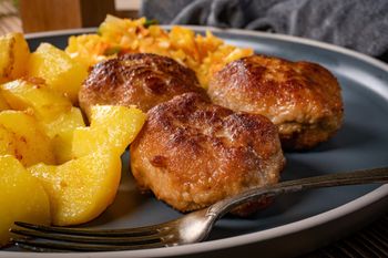 Dodaję do mięsa mielonego. Kotlety mielone wychodzą soczyste i mają szlachetniejszy smak