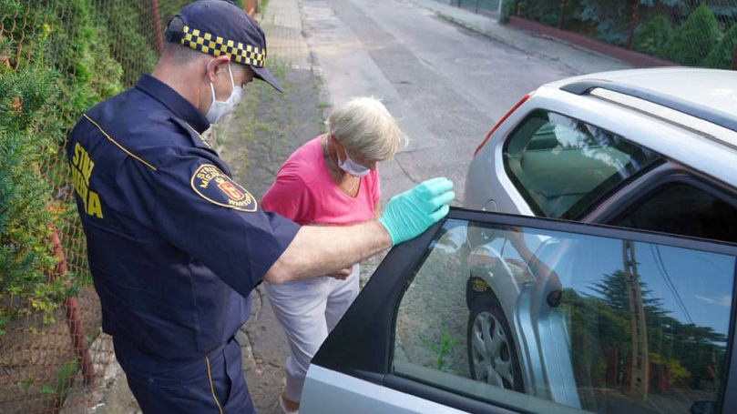 Jeśli osoba nie potrzebuje specjalistycznego sprzętu, w jej transporcie pomogą funkcjonariusze stołecznej straży miejskiej
