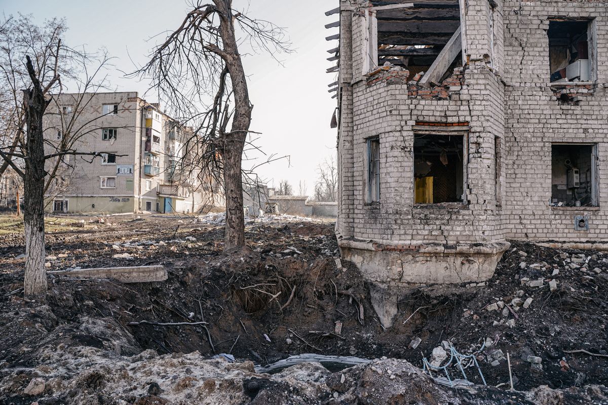 Ukraina. Na zdjęciu z 20 bm. zniszczenia spowodowane przez rosyjski ostrzał w miejscowości Siewiersk. PAP/Vladyslav Karpovych