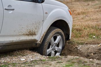 Powiat starogardzki: Auto wpadło do rowu, a z jego wnętrza wydobywał się dym. Za kierownicą siedział pijany kierowca