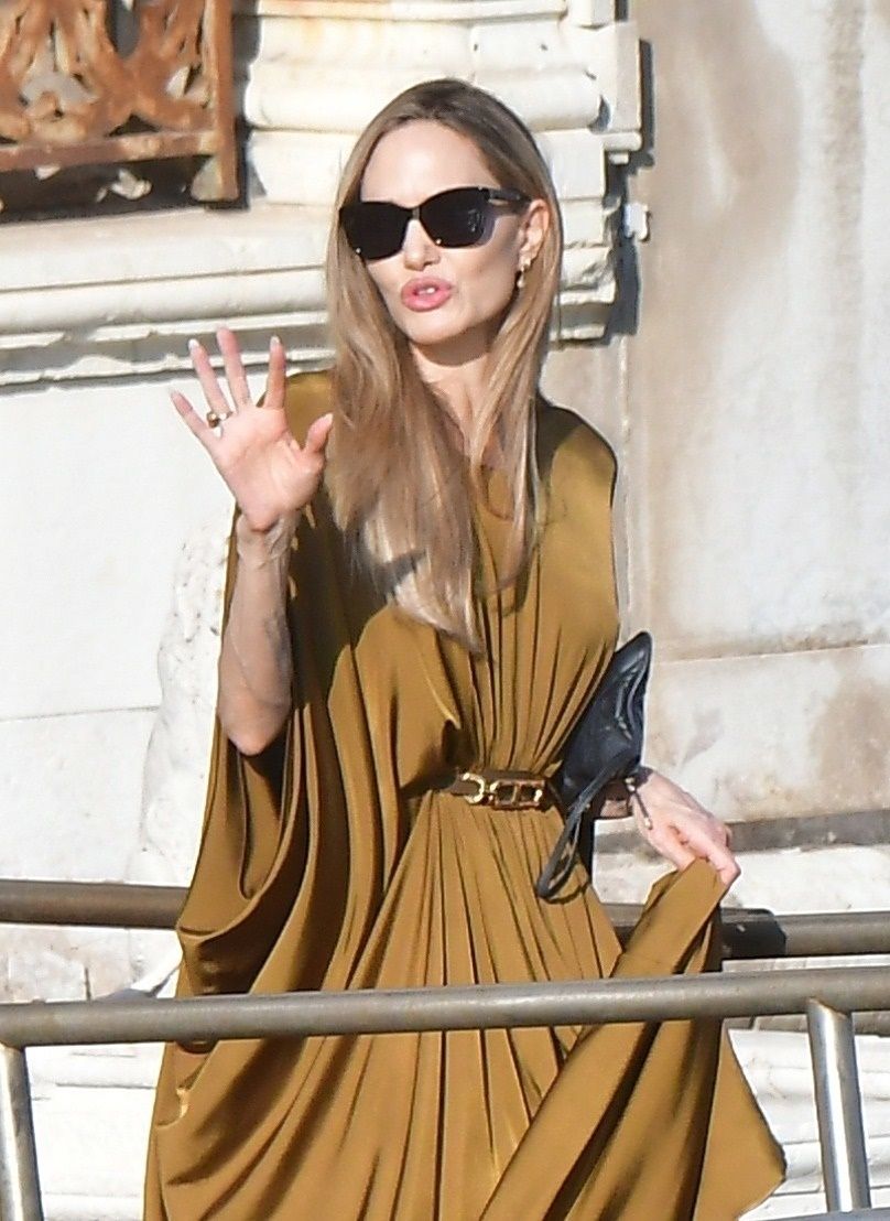 Angelina Jolie opuszcza hotel w towarzystwie znanego rapera