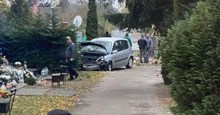 Wjechał w ogrodzenie cmentarza. Uszkodził nagrobki