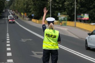 Zasnęła za kierownicą tesli. Nagrał ją inny kierowca. Policja: to niemożliwe