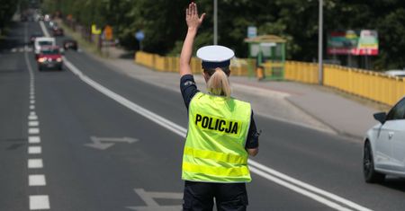 Zasnęła za kierownicą tesli. Nagrał ją inny kierowca. Policja: to niemożliwe