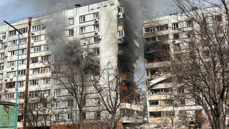 Росія вдарила по Запоріжжю: понищені багатоповерхівки, може бути багато жертв