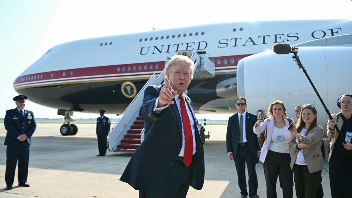Archiwum zagraniczne East News 2026-07
US President Donald Trump speaks to the press before he boards Air Force One for his first flight aboard the Boeing 747-8 that Qatar gifted the United States to use for executive travel, at Joint Base Andrews, in Maryland, July 1, 2026. President Trump is traveling to Medora, North Dakota to participate in the Theodore Roosevelt Presidential Library Opening Ceremony. (Photo by SAUL LOEB / AFP)
SAUL LOEB
