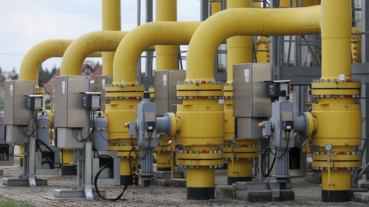 Rembelszczyzna, 27.04.2022. Teren Operatora Gazociągów Przesyłowych GAZ-SYSTEM S.A. w oddziale w Rembelszczyźnie, 27 bm. PGNiG otrzymało od Gazpromu pismo zapowiadające całkowite wstrzymanie dostaw w ramach kontraktu jamalskiego. PGNiG i GAZ-SYSTEM informują, że obecnie wszystkie dostawy do odbiorców są realizowane zgodnie z ich zapotrzebowaniem. Spółki monitorują sytuację i są przygotowane na różne scenariusze. (sko) PAP/Paweł Supernak