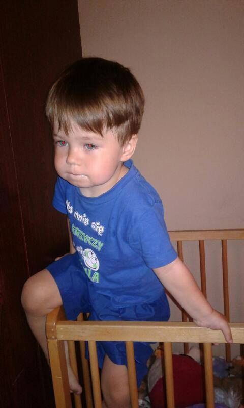 Chłopiec często wypada z łóżka, brakuje mu swobody