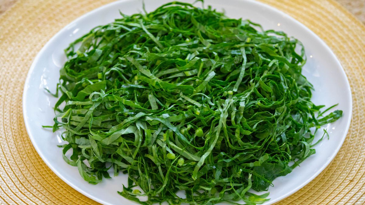 Posiekane liście młodego jarmużu