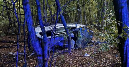 Dachowanie w Julkowie. Samochód wpadł między drzewa. Wygląda jak spłaszczony