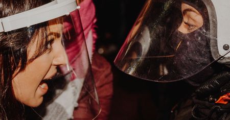 Zrobił zdjęcie, które staje się symbolem Strajku Kobiet. Jakub Ositek mówi, jak wyglądają protesty z perspektywy fotografa