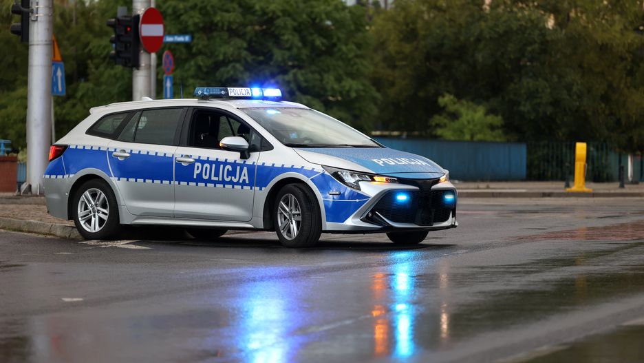 DAREK11radiowóz, polska, policja, sygnalizator, dach, korek, ruch, drogowy, wieczór, noc, ciemno, mokro, mandat, kara, alarmowo, na sygnale, po deszczu, samochód, niebieskie, pomoc, na ulicy, policjantka, kamizelka, odblaskowa, blokada, ulicy, prewencja, policjant, covid-19, patrol nocny, miasto, regulacja ruchem, drogówka, gliny, czerwone, zdarzenie, stop, aresztowanie