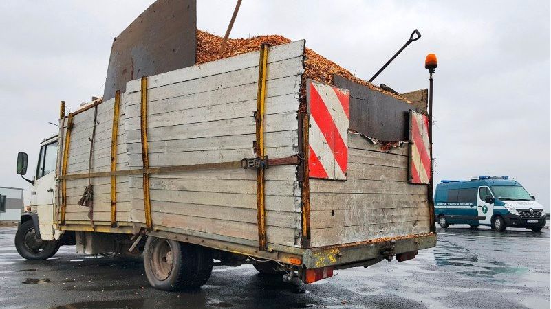 Pięć ton przekroczenia ładowności spowodowało wygięcie ramy.