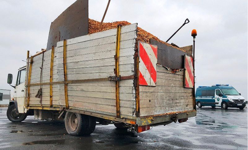 Przeładowany, popsuty i bez tachografu. GITD zatrzymała "śmietnik" na kołach