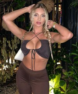 Caroline z "Love Island" włożyła seksowny top. Eksponuje wdzięki