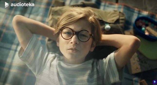 Audioteka w reklamie "spełnia dziecięce marzenia"