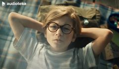 Audioteka w reklamie "spełnia dziecięce marzenia"