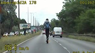 Bydgoszcz: 17-latek jechał lewym pasem na hulajnodze prawie 60 na godzinę i wyprzedzał samochody