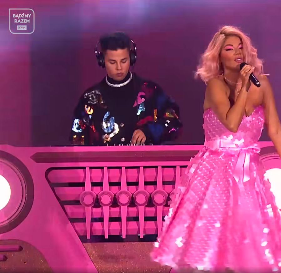 Edyta Górniak jako Barbie na scenie Sylwestra z Dwójką
