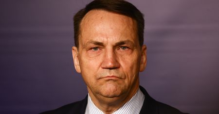 Olejnik zapytała o żonę. Sikorski wyszedł ze studia. Teraz uderza w TVN
