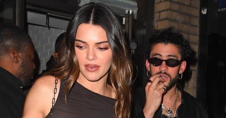 Frywolna Kendall Jenner z NAGIM biustem i w mini maszeruje na randkę z Bad Bunnym (ZDJĘCIA)