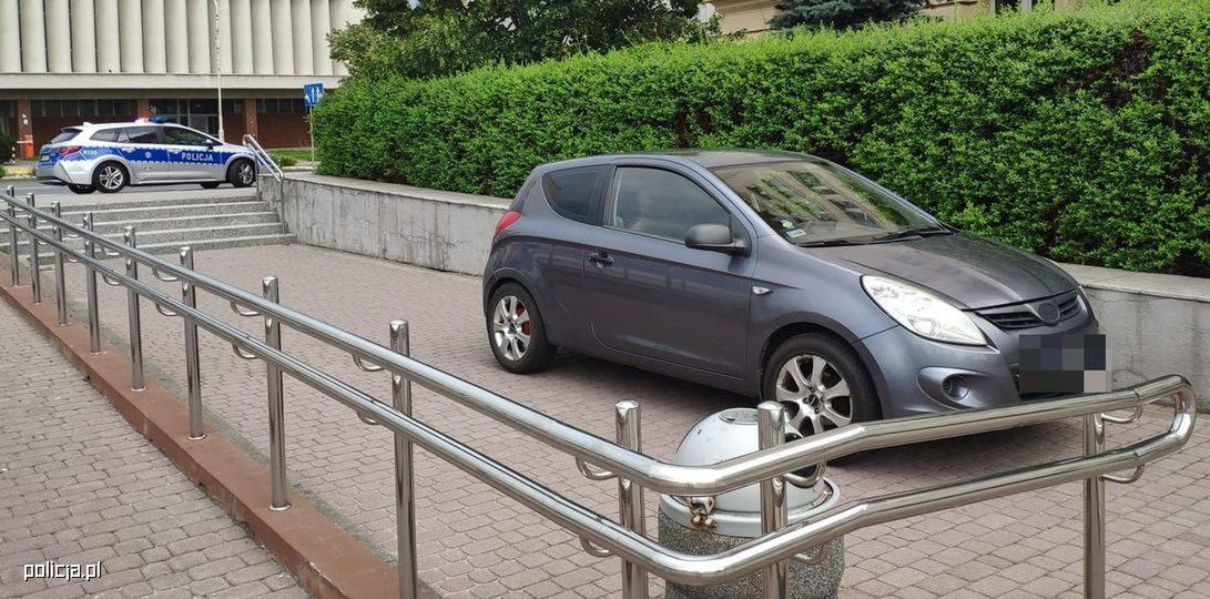 Nawigacja poprowadziła go… po schodach! Nietypowa interwencja rzeszowskiej policji