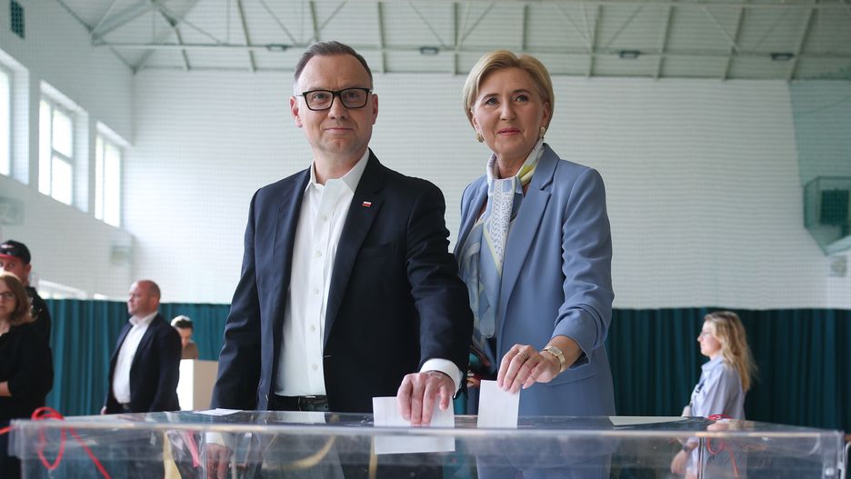 Kraków, 01.06.2025. Wybory prezydenta RP - II tura. Prezydent RP Andrzej Duda (L) wraz z pierwszą damą Agatą Kornhauser-Dudą (P) głosują w lokalu wyborczym w Krakowie, 1 bm. Trwa głosowanie w II turze wyborów prezydenta RP. Do jego zakończenia obowiązuje cisza wyborcza. (mr) PAP/Łukasz Gągulski