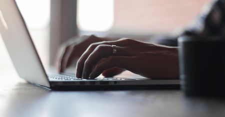 Uwaga na e-maile od „komorników”. Chwilowy brak uwagi i stracisz oszczędności