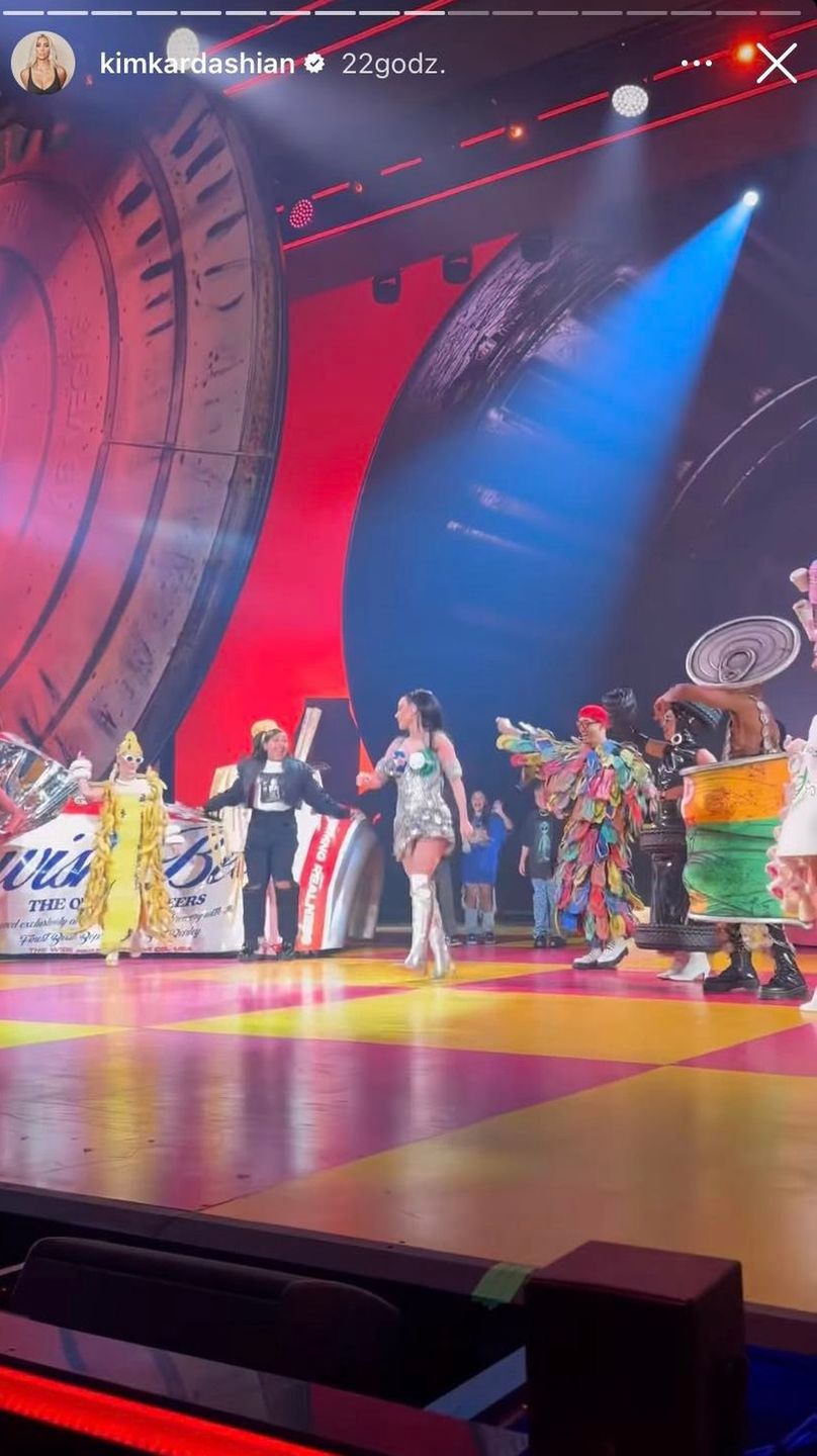 Córka Kim Kardashian pojawiła się na scenie z Katy Perry