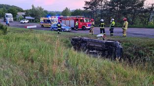 Wypadek na krajowej 10! Zderzenie auta i ciężarówki, wśród poszkodowanych jest dziecko