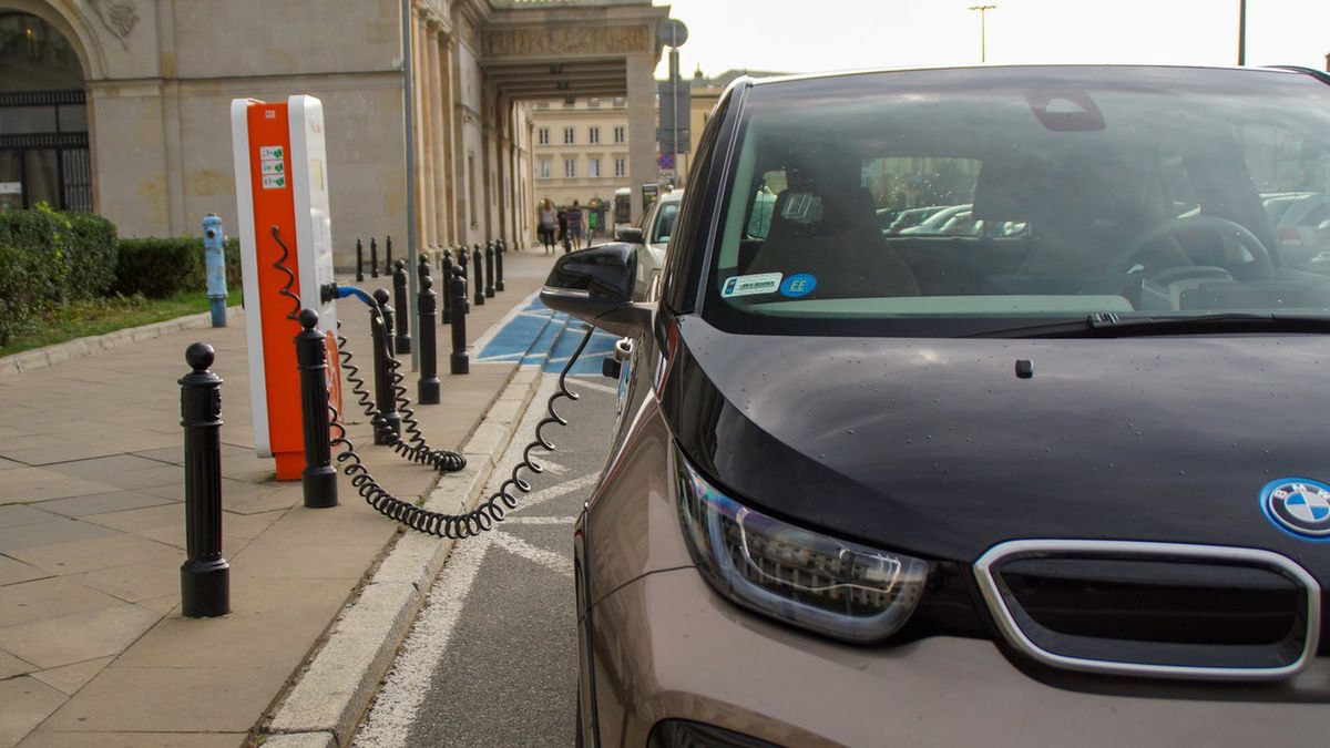 Samochód elektryczny, ładowarka, ładowanie, BMW i3s