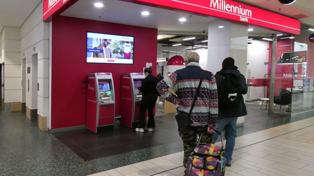 Stock Marek Bazak
Fot. Zofia i Marek Bazak/East News, Warszawa N/z kolejka klientow do bankomatu banku Millenium, wyplacanie, wplacanie pieniedzy, gotowki.
ZOFIA BAZAK