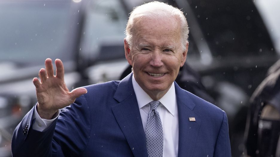 US President Joe Biden waves while walking across the South Lawn to depart the White House by Marine One, en route to Philadelphia, in Washington, DC, USA, 14 June 2022. Biden travels to the 29th AFL-CIO Quadrennial Constitutional Convention to deliver remarks on labor and the economy. EPA/MICHAEL REYNOLDS Dostawca: PAP/EPA.